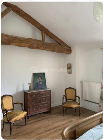 🏡 CHARME, VOLUMES & POTENTIEL LOCATIF – UNE PROPRIÉTÉ QUI NE LAISSE PAS INDIFFÉRENT

À quelques minutes de Buzet, laissez-vous séduire par cette magnifique longère en pierres entièrement rénovée, où le charme de l’ancien rencontre de beaux volumes et un confort contemporain.

Derrière ses murs en pierre se dévoile une propriété pleine de caractère, implantée sur une parcelle d’environ 1 600 m², au calme et sans aucun vis-à-vis.

Dès les premiers pas dans la maison, le coup de cœur est au rendez-vous.

Le rez-de-chaussée s’articule autour d’une exceptionnelle pièce de vie d’environ 80 m², réunissant salon, séjour et cuisine ouverte entièrement équipée avec de splendides carreaux de ciment . Un espace généreux et convivial, largement tourné vers l’extérieur grâce à son ouverture sur la terrasse et la piscine.

Une pièce supplémentaire, actuellement destinée à être utilisée comme bureau, pourra facilement devenir une chambre de plain-pied, selon vos besoins, ainsi qu’une buanderie.

À l’étage, la partie nuit offre quatre chambres et deux salles d’eau, dont l’une avec douche et baignoire.

🌿 UN EXTÉRIEUR PENSÉ POUR PROFITER

La propriété prend toute sa dimension aux beaux jours avec sa magnifique piscine au sel de 12 x 5 m, véritable invitation à la détente et aux moments partagés.

Et parce que cette propriété ne se résume pas à sa maison principale, elle offre également un véritable potentiel d’accueil et de revenus avec deux appartements attenants et indépendants, pouvant parfaitement convenir à une activité de gîtes, à l’accueil de famille ou à un projet locatif.

L’un d’eux est d’ailleurs actuellement loué et génère 495 € de revenus mensuels.

🏠 DES DÉPENDANCES AUX MULTIPLES POSSIBILITÉS

Autre atout rare : un immense séchoir d’environ 200 m², complété par un espace garage d’environ 70 m².

Atelier, stockage, activité professionnelle, projet de transformation… ces volumes offrent de nombreuses possibilités à imaginer et à exploiter, sous réserve des autorisations nécessaires.

Côté confort, la maison bénéficie d’une chaudière à granulés Pechavy ainsi que de la fibre optique.

Une propriété rare par ses volumes, son environnement, ses dépendances et son potentiel locatif.

Que vous recherchiez une grande maison familiale, une propriété avec possibilité de revenus complémentaires ou un lieu permettant de développer un projet touristique, cette longère mérite véritablement une découverte.