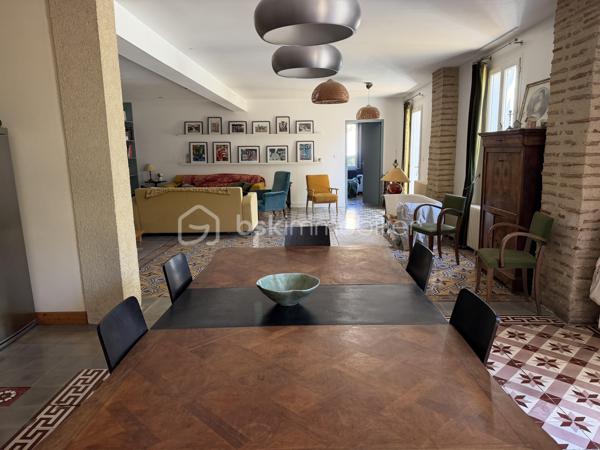 🏡 CHARME, VOLUMES & POTENTIEL LOCATIF – UNE PROPRIÉTÉ QUI NE LAISSE PAS INDIFFÉRENT

À quelques minutes de Buzet, laissez-vous séduire par cette magnifique longère en pierres entièrement rénovée, où le charme de l’ancien rencontre de beaux volumes et un confort contemporain.

Derrière ses murs en pierre se dévoile une propriété pleine de caractère, implantée sur une parcelle d’environ 1 600 m², au calme et sans aucun vis-à-vis.

Dès les premiers pas dans la maison, le coup de cœur est au rendez-vous.

Le rez-de-chaussée s’articule autour d’une exceptionnelle pièce de vie d’environ 80 m², réunissant salon, séjour et cuisine ouverte entièrement équipée avec de splendides carreaux de ciment . Un espace généreux et convivial, largement tourné vers l’extérieur grâce à son ouverture sur la terrasse et la piscine.

Une pièce supplémentaire, actuellement destinée à être utilisée comme bureau, pourra facilement devenir une chambre de plain-pied, selon vos besoins, ainsi qu’une buanderie.

À l’étage, la partie nuit offre quatre chambres et deux salles d’eau, dont l’une avec douche et baignoire.

🌿 UN EXTÉRIEUR PENSÉ POUR PROFITER

La propriété prend toute sa dimension aux beaux jours avec sa magnifique piscine au sel de 12 x 5 m, véritable invitation à la détente et aux moments partagés.

Et parce que cette propriété ne se résume pas à sa maison principale, elle offre également un véritable potentiel d’accueil et de revenus avec deux appartements attenants et indépendants, pouvant parfaitement convenir à une activité de gîtes, à l’accueil de famille ou à un projet locatif.

L’un d’eux est d’ailleurs actuellement loué et génère 495 € de revenus mensuels.

🏠 DES DÉPENDANCES AUX MULTIPLES POSSIBILITÉS

Autre atout rare : un immense séchoir d’environ 200 m², complété par un espace garage d’environ 70 m².

Atelier, stockage, activité professionnelle, projet de transformation… ces volumes offrent de nombreuses possibilités à imaginer et à exploiter, sous réserve des autorisations nécessaires.

Côté confort, la maison bénéficie d’une chaudière à granulés Pechavy ainsi que de la fibre optique.

Une propriété rare par ses volumes, son environnement, ses dépendances et son potentiel locatif.

Que vous recherchiez une grande maison familiale, une propriété avec possibilité de revenus complémentaires ou un lieu permettant de développer un projet touristique, cette longère mérite véritablement une découverte.
