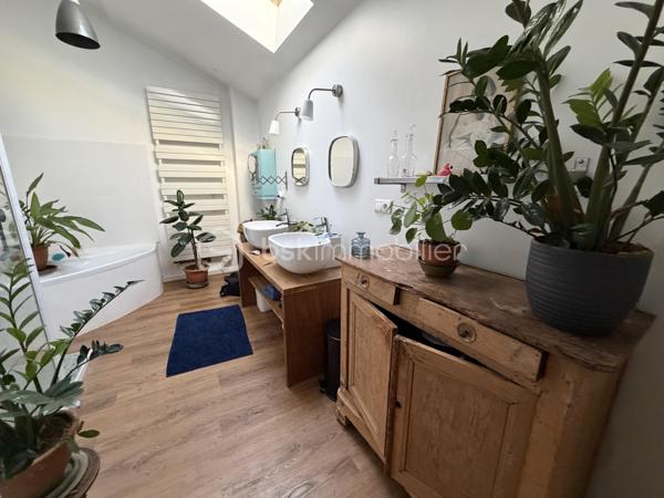 🏡 CHARME, VOLUMES & POTENTIEL LOCATIF – UNE PROPRIÉTÉ QUI NE LAISSE PAS INDIFFÉRENT

À quelques minutes de Buzet, laissez-vous séduire par cette magnifique longère en pierres entièrement rénovée, où le charme de l’ancien rencontre de beaux volumes et un confort contemporain.

Derrière ses murs en pierre se dévoile une propriété pleine de caractère, implantée sur une parcelle d’environ 1 600 m², au calme et sans aucun vis-à-vis.

Dès les premiers pas dans la maison, le coup de cœur est au rendez-vous.

Le rez-de-chaussée s’articule autour d’une exceptionnelle pièce de vie d’environ 80 m², réunissant salon, séjour et cuisine ouverte entièrement équipée avec de splendides carreaux de ciment . Un espace généreux et convivial, largement tourné vers l’extérieur grâce à son ouverture sur la terrasse et la piscine.

Une pièce supplémentaire, actuellement destinée à être utilisée comme bureau, pourra facilement devenir une chambre de plain-pied, selon vos besoins, ainsi qu’une buanderie.

À l’étage, la partie nuit offre quatre chambres et deux salles d’eau, dont l’une avec douche et baignoire.

🌿 UN EXTÉRIEUR PENSÉ POUR PROFITER

La propriété prend toute sa dimension aux beaux jours avec sa magnifique piscine au sel de 12 x 5 m, véritable invitation à la détente et aux moments partagés.

Et parce que cette propriété ne se résume pas à sa maison principale, elle offre également un véritable potentiel d’accueil et de revenus avec deux appartements attenants et indépendants, pouvant parfaitement convenir à une activité de gîtes, à l’accueil de famille ou à un projet locatif.

L’un d’eux est d’ailleurs actuellement loué et génère 495 € de revenus mensuels.

🏠 DES DÉPENDANCES AUX MULTIPLES POSSIBILITÉS

Autre atout rare : un immense séchoir d’environ 200 m², complété par un espace garage d’environ 70 m².

Atelier, stockage, activité professionnelle, projet de transformation… ces volumes offrent de nombreuses possibilités à imaginer et à exploiter, sous réserve des autorisations nécessaires.

Côté confort, la maison bénéficie d’une chaudière à granulés Pechavy ainsi que de la fibre optique.

Une propriété rare par ses volumes, son environnement, ses dépendances et son potentiel locatif.

Que vous recherchiez une grande maison familiale, une propriété avec possibilité de revenus complémentaires ou un lieu permettant de développer un projet touristique, cette longère mérite véritablement une découverte.