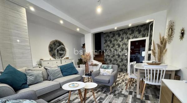 Située au cœur de Villeneuve-sur-Yonne, à proximité des commerces, des écoles et des transports, cette charmante maison de ville de 6 pièces offre de beaux volumes et un fort potentiel après finalisation des travaux de rénovation.

Au rez-de-chaussée, vous découvrirez un salon-séjour lumineux d’environ 28 m², idéal pour partager des moments conviviaux en famille. Le bien dispose également d’une cuisine séparée et équipée, ainsi que d’une salle de bains.

À l’étage, l’espace nuit se compose de quatre chambres spacieuses et lumineuses, permettant à chaque membre de la famille de bénéficier de son propre espace. Un grenier complète ce niveau et offre une possibilité d’aménagement supplémentaire selon vos besoins.

Le bien comprend également une cave d’environ 28 m², une pièce indépendante et polyvalente pouvant servir de chambre d’appoint, de bureau, d’atelier ou d’espace de loisirs, ainsi qu’une agréable cour intérieure.

Cette maison familiale à Villeneuve-sur-Yonne séduira les acquéreurs recherchant un bien spacieux, proche de toutes les commodités, avec la possibilité de terminer les rénovations selon leurs goûts et leurs projets.

Une belle opportunité pour une résidence principale, un premier achat ou un projet d’investissement immobilier.