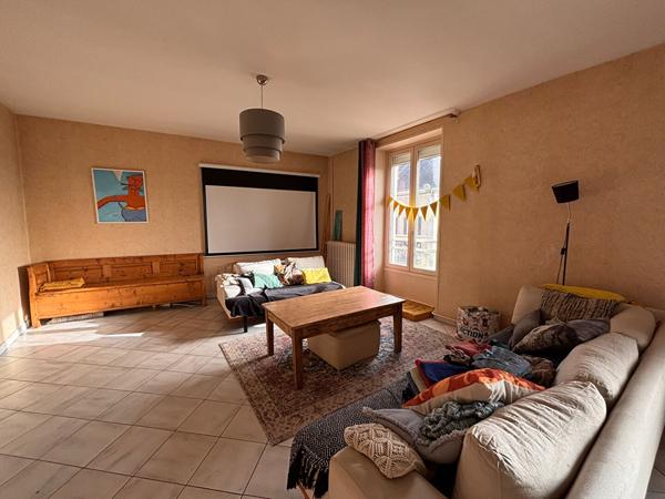 Ensemble immobilier idéalement situé, en plein centre-ville de La Flèche pour investisseur.