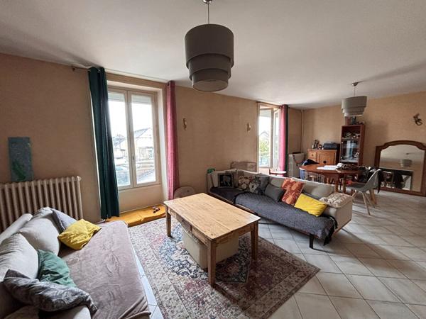 Ensemble immobilier idéalement situé, en plein centre-ville de La Flèche pour investisseur.