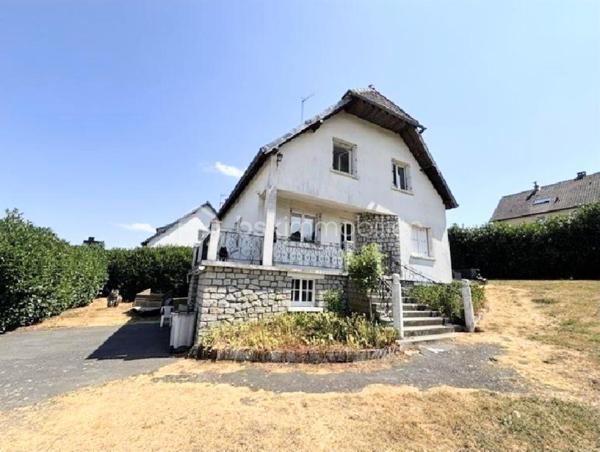 Découvrez cette maison familiale aux beaux volumes, idéalement située dans un secteur immobilier dynamique à Aube. Spacieuse, lumineuse et fonctionnelle, elle offre un cadre de vie agréable ainsi qu’un fort potentiel d’aménagement pour s’adapter à tous vos projets.

Le rez-de-chaussée, d’environ 85 m2, propose de généreux espaces de vie et une grande chambre, où chacun pourra profiter d’un quotidien confortable, sans contrainte d’espace. Les nombreuses ouvertures sur le jardin apportent une belle luminosité naturelle et créent une continuité harmonieuse entre l’intérieur et l’extérieur.

À l’étage, l’espace nuit se compose de 3 chambres, 1 dressing et 2 bureaux, offrant de belles possibilités pour une famille, l’aménagement d’un bureau, d’une salle de jeux ou encore d’un espace dédié au télétravail. 

La maison dispose également de deux toilettes, un atout appréciable au quotidien.

La terrasse et le balcon, à aménager selon vos envies, représente un véritable potentiel pour créer des espaces extérieurs conviviaux : repas en famille, moments de détente ou coin salon d’été.

Un grand sous-sol d’environ 85 m2 complète l’ensemble. Il offre de multiples usages : stationnement, rangement, atelier, espace de bricolage ou surface supplémentaire à exploiter selon vos besoins.

Côté confort, la maison bénéficie d’un système de chauffage associant une pompe à chaleur et un poêle à granulés, deux solutions économiques et performantes. L’isolation des combles et du sous-sol a également été réalisée, contribuant à améliorer le confort thermique et à mieux maîtriser les dépenses énergétiques.

Une maison aux nombreux atouts, offrant espace, luminosité et potentiel d’évolution. Contactez-moi pour obtenir davantage d’informations et organiser une visite.


-