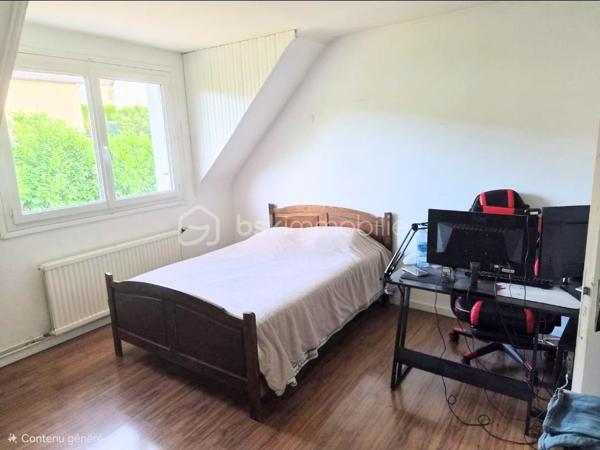 Découvrez cette maison familiale aux beaux volumes, idéalement située dans un secteur immobilier dynamique à Aube. Spacieuse, lumineuse et fonctionnelle, elle offre un cadre de vie agréable ainsi qu’un fort potentiel d’aménagement pour s’adapter à tous vos projets.

Le rez-de-chaussée, d’environ 85 m2, propose de généreux espaces de vie et une grande chambre, où chacun pourra profiter d’un quotidien confortable, sans contrainte d’espace. Les nombreuses ouvertures sur le jardin apportent une belle luminosité naturelle et créent une continuité harmonieuse entre l’intérieur et l’extérieur.

À l’étage, l’espace nuit se compose de 3 chambres, 1 dressing et 2 bureaux, offrant de belles possibilités pour une famille, l’aménagement d’un bureau, d’une salle de jeux ou encore d’un espace dédié au télétravail. 

La maison dispose également de deux toilettes, un atout appréciable au quotidien.

La terrasse et le balcon, à aménager selon vos envies, représente un véritable potentiel pour créer des espaces extérieurs conviviaux : repas en famille, moments de détente ou coin salon d’été.

Un grand sous-sol d’environ 85 m2 complète l’ensemble. Il offre de multiples usages : stationnement, rangement, atelier, espace de bricolage ou surface supplémentaire à exploiter selon vos besoins.

Côté confort, la maison bénéficie d’un système de chauffage associant une pompe à chaleur et un poêle à granulés, deux solutions économiques et performantes. L’isolation des combles et du sous-sol a également été réalisée, contribuant à améliorer le confort thermique et à mieux maîtriser les dépenses énergétiques.

Une maison aux nombreux atouts, offrant espace, luminosité et potentiel d’évolution. Contactez-moi pour obtenir davantage d’informations et organiser une visite.


-
