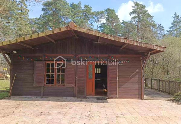 Vous rêvez de calme ?

Situé en zone naturelle au milieu des bois.
Grand terrain de 13ha70 comprenant pour moitié des bois, un étang d'1ha30 , un chalet habitable de 72m2 , un appentis, le tout clôturé.
Le chalet se compose d'une grande pièce de vie de 45m2 avec cuisine ouverte. De trois chambres de 9m2 , d'une salle de bain et d'un wc séparé.
Au sous-sol, un garage de 25m2 , d'un local technique, et une cave.

Point(s) Techniques : 
- Assainissement individuel non conforme.
- Présence d'une compteur eau
- Autonomie pour l'électricité via panneaux solaires et batteries de stockage.