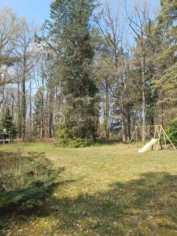 Vous rêvez de calme ?

Situé en zone naturelle au milieu des bois.
Grand terrain de 13ha70 comprenant pour moitié des bois, un étang d'1ha30 , un chalet habitable de 72m2 , un appentis, le tout clôturé.
Le chalet se compose d'une grande pièce de vie de 45m2 avec cuisine ouverte. De trois chambres de 9m2 , d'une salle de bain et d'un wc séparé.
Au sous-sol, un garage de 25m2 , d'un local technique, et une cave.

Point(s) Techniques : 
- Assainissement individuel non conforme.
- Présence d'une compteur eau
- Autonomie pour l'électricité via panneaux solaires et batteries de stockage.