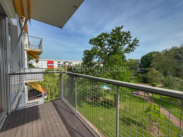 Situé au cœur de la verdoyante résidence Les Grandes Terres, découvrez cet appartement traversant de 5 pièces d’une superficie de 83m², bénéficiant d’une double exposition Nord/Sud et d’une agréable vue dégagée sur le parc.
Il se compose d’une entrée avec rangements, d’une vaste pièce de vie lumineuse de 42 m² comprenant un séjour double et une cuisine ouverte, le tout prolongé par un balcon de 4 m² idéal pour profiter des beaux jours.
L’espace nuit offre trois chambres, dont une avec rangement intégré, une salle de bains et des toilettes séparées.
Une cave ainsi qu’une place de parking en sous-sol sécurisé complètent ce bien.
Ses atouts : résidence calme et arborée, appartement traversant, beaux volumes, agencement optimisé et proximité immédiate des écoles, commerces et transports.
Des travaux de rénovation sont à prévoir, offrant une belle opportunité de repenser les espaces et de personnaliser l’appartement selon vos envies pour en faire un lieu de vie à votre image.