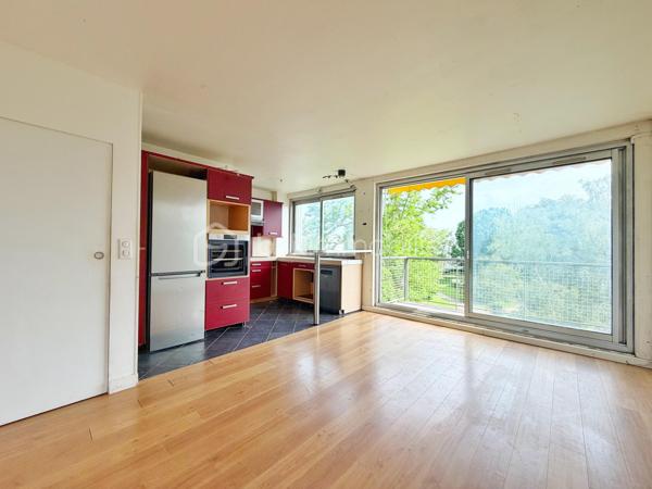 Situé au cœur de la verdoyante résidence Les Grandes Terres, découvrez cet appartement traversant de 5 pièces d’une superficie de 83m², bénéficiant d’une double exposition Nord/Sud et d’une agréable vue dégagée sur le parc.
Il se compose d’une entrée avec rangements, d’une vaste pièce de vie lumineuse de 42 m² comprenant un séjour double et une cuisine ouverte, le tout prolongé par un balcon de 4 m² idéal pour profiter des beaux jours.
L’espace nuit offre trois chambres, dont une avec rangement intégré, une salle de bains et des toilettes séparées.
Une cave ainsi qu’une place de parking en sous-sol sécurisé complètent ce bien.
Ses atouts : résidence calme et arborée, appartement traversant, beaux volumes, agencement optimisé et proximité immédiate des écoles, commerces et transports.
Des travaux de rénovation sont à prévoir, offrant une belle opportunité de repenser les espaces et de personnaliser l’appartement selon vos envies pour en faire un lieu de vie à votre image.