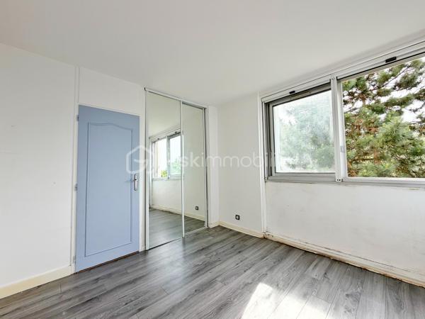 Situé au cœur de la verdoyante résidence Les Grandes Terres, découvrez cet appartement traversant de 5 pièces d’une superficie de 83m², bénéficiant d’une double exposition Nord/Sud et d’une agréable vue dégagée sur le parc.
Il se compose d’une entrée avec rangements, d’une vaste pièce de vie lumineuse de 42 m² comprenant un séjour double et une cuisine ouverte, le tout prolongé par un balcon de 4 m² idéal pour profiter des beaux jours.
L’espace nuit offre trois chambres, dont une avec rangement intégré, une salle de bains et des toilettes séparées.
Une cave ainsi qu’une place de parking en sous-sol sécurisé complètent ce bien.
Ses atouts : résidence calme et arborée, appartement traversant, beaux volumes, agencement optimisé et proximité immédiate des écoles, commerces et transports.
Des travaux de rénovation sont à prévoir, offrant une belle opportunité de repenser les espaces et de personnaliser l’appartement selon vos envies pour en faire un lieu de vie à votre image.