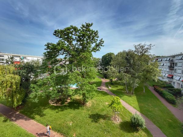 Situé au cœur de la verdoyante résidence Les Grandes Terres, découvrez cet appartement traversant de 5 pièces d’une superficie de 83m², bénéficiant d’une double exposition Nord/Sud et d’une agréable vue dégagée sur le parc.
Il se compose d’une entrée avec rangements, d’une vaste pièce de vie lumineuse de 42 m² comprenant un séjour double et une cuisine ouverte, le tout prolongé par un balcon de 4 m² idéal pour profiter des beaux jours.
L’espace nuit offre trois chambres, dont une avec rangement intégré, une salle de bains et des toilettes séparées.
Une cave ainsi qu’une place de parking en sous-sol sécurisé complètent ce bien.
Ses atouts : résidence calme et arborée, appartement traversant, beaux volumes, agencement optimisé et proximité immédiate des écoles, commerces et transports.
Des travaux de rénovation sont à prévoir, offrant une belle opportunité de repenser les espaces et de personnaliser l’appartement selon vos envies pour en faire un lieu de vie à votre image.