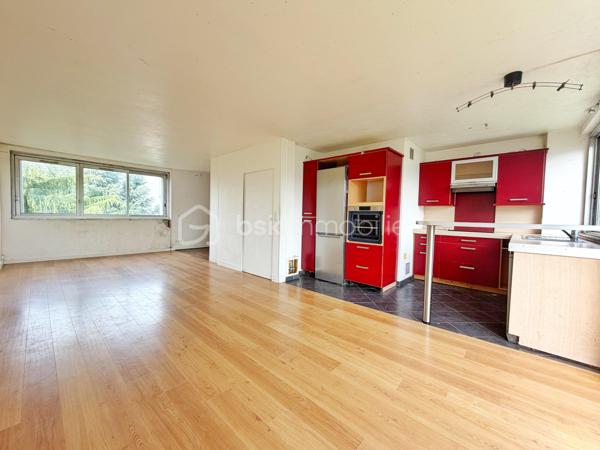 Situé au cœur de la verdoyante résidence Les Grandes Terres, découvrez cet appartement traversant de 5 pièces d’une superficie de 83m², bénéficiant d’une double exposition Nord/Sud et d’une agréable vue dégagée sur le parc.
Il se compose d’une entrée avec rangements, d’une vaste pièce de vie lumineuse de 42 m² comprenant un séjour double et une cuisine ouverte, le tout prolongé par un balcon de 4 m² idéal pour profiter des beaux jours.
L’espace nuit offre trois chambres, dont une avec rangement intégré, une salle de bains et des toilettes séparées.
Une cave ainsi qu’une place de parking en sous-sol sécurisé complètent ce bien.
Ses atouts : résidence calme et arborée, appartement traversant, beaux volumes, agencement optimisé et proximité immédiate des écoles, commerces et transports.
Des travaux de rénovation sont à prévoir, offrant une belle opportunité de repenser les espaces et de personnaliser l’appartement selon vos envies pour en faire un lieu de vie à votre image.