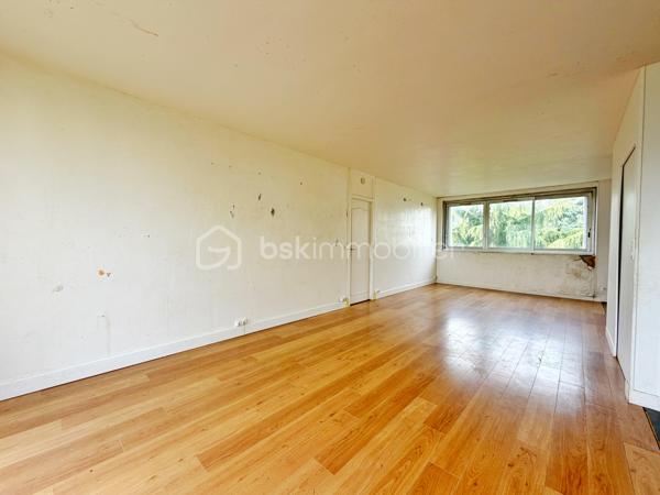 Situé au cœur de la verdoyante résidence Les Grandes Terres, découvrez cet appartement traversant de 5 pièces d’une superficie de 83m², bénéficiant d’une double exposition Nord/Sud et d’une agréable vue dégagée sur le parc.
Il se compose d’une entrée avec rangements, d’une vaste pièce de vie lumineuse de 42 m² comprenant un séjour double et une cuisine ouverte, le tout prolongé par un balcon de 4 m² idéal pour profiter des beaux jours.
L’espace nuit offre trois chambres, dont une avec rangement intégré, une salle de bains et des toilettes séparées.
Une cave ainsi qu’une place de parking en sous-sol sécurisé complètent ce bien.
Ses atouts : résidence calme et arborée, appartement traversant, beaux volumes, agencement optimisé et proximité immédiate des écoles, commerces et transports.
Des travaux de rénovation sont à prévoir, offrant une belle opportunité de repenser les espaces et de personnaliser l’appartement selon vos envies pour en faire un lieu de vie à votre image.