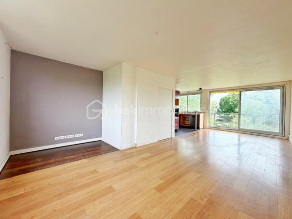 Situé au cœur de la verdoyante résidence Les Grandes Terres, découvrez cet appartement traversant de 5 pièces d’une superficie de 83m², bénéficiant d’une double exposition Nord/Sud et d’une agréable vue dégagée sur le parc.
Il se compose d’une entrée avec rangements, d’une vaste pièce de vie lumineuse de 42 m² comprenant un séjour double et une cuisine ouverte, le tout prolongé par un balcon de 4 m² idéal pour profiter des beaux jours.
L’espace nuit offre trois chambres, dont une avec rangement intégré, une salle de bains et des toilettes séparées.
Une cave ainsi qu’une place de parking en sous-sol sécurisé complètent ce bien.
Ses atouts : résidence calme et arborée, appartement traversant, beaux volumes, agencement optimisé et proximité immédiate des écoles, commerces et transports.
Des travaux de rénovation sont à prévoir, offrant une belle opportunité de repenser les espaces et de personnaliser l’appartement selon vos envies pour en faire un lieu de vie à votre image.