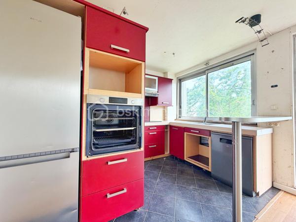Situé au cœur de la verdoyante résidence Les Grandes Terres, découvrez cet appartement traversant de 5 pièces d’une superficie de 83m², bénéficiant d’une double exposition Nord/Sud et d’une agréable vue dégagée sur le parc.
Il se compose d’une entrée avec rangements, d’une vaste pièce de vie lumineuse de 42 m² comprenant un séjour double et une cuisine ouverte, le tout prolongé par un balcon de 4 m² idéal pour profiter des beaux jours.
L’espace nuit offre trois chambres, dont une avec rangement intégré, une salle de bains et des toilettes séparées.
Une cave ainsi qu’une place de parking en sous-sol sécurisé complètent ce bien.
Ses atouts : résidence calme et arborée, appartement traversant, beaux volumes, agencement optimisé et proximité immédiate des écoles, commerces et transports.
Des travaux de rénovation sont à prévoir, offrant une belle opportunité de repenser les espaces et de personnaliser l’appartement selon vos envies pour en faire un lieu de vie à votre image.