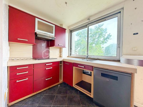 Situé au cœur de la verdoyante résidence Les Grandes Terres, découvrez cet appartement traversant de 5 pièces d’une superficie de 83m², bénéficiant d’une double exposition Nord/Sud et d’une agréable vue dégagée sur le parc.
Il se compose d’une entrée avec rangements, d’une vaste pièce de vie lumineuse de 42 m² comprenant un séjour double et une cuisine ouverte, le tout prolongé par un balcon de 4 m² idéal pour profiter des beaux jours.
L’espace nuit offre trois chambres, dont une avec rangement intégré, une salle de bains et des toilettes séparées.
Une cave ainsi qu’une place de parking en sous-sol sécurisé complètent ce bien.
Ses atouts : résidence calme et arborée, appartement traversant, beaux volumes, agencement optimisé et proximité immédiate des écoles, commerces et transports.
Des travaux de rénovation sont à prévoir, offrant une belle opportunité de repenser les espaces et de personnaliser l’appartement selon vos envies pour en faire un lieu de vie à votre image.