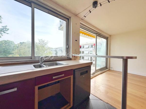 Situé au cœur de la verdoyante résidence Les Grandes Terres, découvrez cet appartement traversant de 5 pièces d’une superficie de 83m², bénéficiant d’une double exposition Nord/Sud et d’une agréable vue dégagée sur le parc.
Il se compose d’une entrée avec rangements, d’une vaste pièce de vie lumineuse de 42 m² comprenant un séjour double et une cuisine ouverte, le tout prolongé par un balcon de 4 m² idéal pour profiter des beaux jours.
L’espace nuit offre trois chambres, dont une avec rangement intégré, une salle de bains et des toilettes séparées.
Une cave ainsi qu’une place de parking en sous-sol sécurisé complètent ce bien.
Ses atouts : résidence calme et arborée, appartement traversant, beaux volumes, agencement optimisé et proximité immédiate des écoles, commerces et transports.
Des travaux de rénovation sont à prévoir, offrant une belle opportunité de repenser les espaces et de personnaliser l’appartement selon vos envies pour en faire un lieu de vie à votre image.