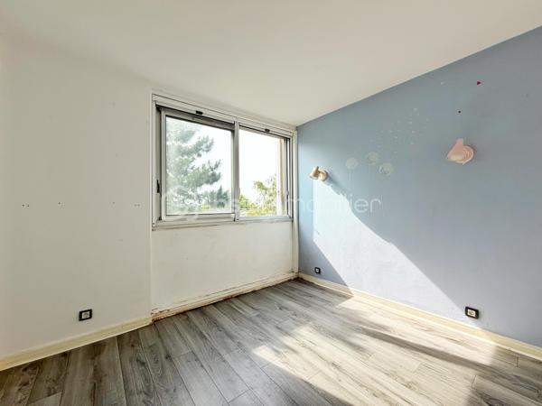 Situé au cœur de la verdoyante résidence Les Grandes Terres, découvrez cet appartement traversant de 5 pièces d’une superficie de 83m², bénéficiant d’une double exposition Nord/Sud et d’une agréable vue dégagée sur le parc.
Il se compose d’une entrée avec rangements, d’une vaste pièce de vie lumineuse de 42 m² comprenant un séjour double et une cuisine ouverte, le tout prolongé par un balcon de 4 m² idéal pour profiter des beaux jours.
L’espace nuit offre trois chambres, dont une avec rangement intégré, une salle de bains et des toilettes séparées.
Une cave ainsi qu’une place de parking en sous-sol sécurisé complètent ce bien.
Ses atouts : résidence calme et arborée, appartement traversant, beaux volumes, agencement optimisé et proximité immédiate des écoles, commerces et transports.
Des travaux de rénovation sont à prévoir, offrant une belle opportunité de repenser les espaces et de personnaliser l’appartement selon vos envies pour en faire un lieu de vie à votre image.