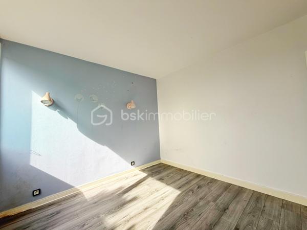 Situé au cœur de la verdoyante résidence Les Grandes Terres, découvrez cet appartement traversant de 5 pièces d’une superficie de 83m², bénéficiant d’une double exposition Nord/Sud et d’une agréable vue dégagée sur le parc.
Il se compose d’une entrée avec rangements, d’une vaste pièce de vie lumineuse de 42 m² comprenant un séjour double et une cuisine ouverte, le tout prolongé par un balcon de 4 m² idéal pour profiter des beaux jours.
L’espace nuit offre trois chambres, dont une avec rangement intégré, une salle de bains et des toilettes séparées.
Une cave ainsi qu’une place de parking en sous-sol sécurisé complètent ce bien.
Ses atouts : résidence calme et arborée, appartement traversant, beaux volumes, agencement optimisé et proximité immédiate des écoles, commerces et transports.
Des travaux de rénovation sont à prévoir, offrant une belle opportunité de repenser les espaces et de personnaliser l’appartement selon vos envies pour en faire un lieu de vie à votre image.