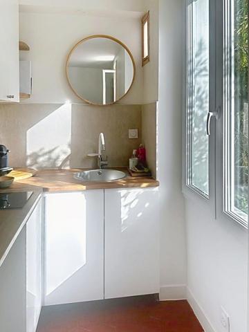 STUDIO REFAIT À NEUF – LUMINEUX, CALME – EXCELLENTE LOCALISATION