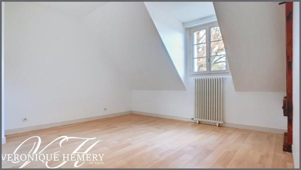 Superbe environnement pour cette maison 4 chambres avec grand garage