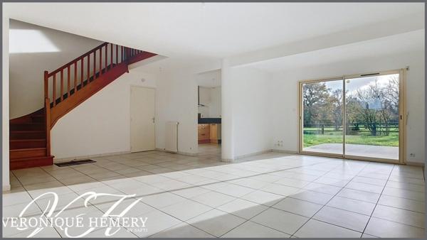 Superbe environnement pour cette maison 4 chambres avec grand garage