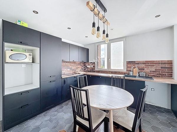 MONTREUIL, A 260 MÈTRES DU METRO CROIX DE CHAVAUX, BEAU 3 PIÈCES AVEC BALCON ET CAVE