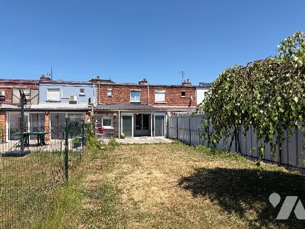 Maison de ville proche centre ville et gare sur une parcelle de 437 m²
NOUVEAUTÉ EN EXCLUSIVITÉ !!