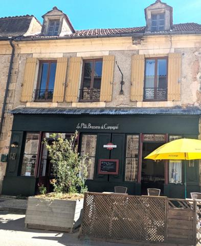 Au Buisson De Cadouin, un immeuble avec commerce un appartement et un atelier.