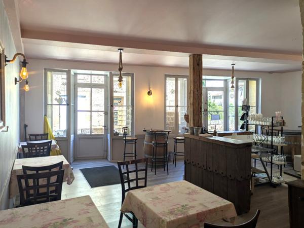 Au Buisson De Cadouin, un immeuble avec commerce un appartement et un atelier.