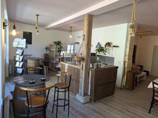 Au Buisson De Cadouin, un immeuble avec commerce un appartement et un atelier.