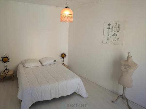 Au Buisson De Cadouin, un immeuble avec commerce un appartement et un atelier.