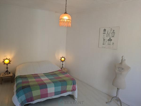 Au Buisson De Cadouin, un immeuble avec commerce un appartement et un atelier.