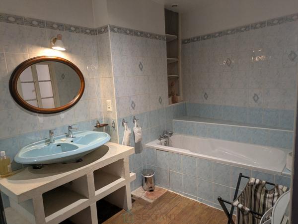 Au Buisson De Cadouin, un immeuble avec commerce un appartement et un atelier.