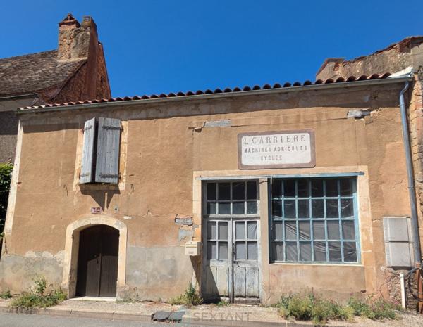 Au Buisson De Cadouin, un immeuble avec commerce un appartement et un atelier.
