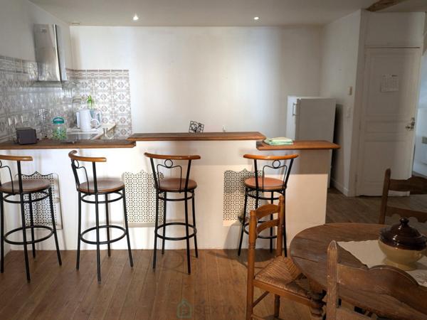 Au Buisson De Cadouin, un immeuble avec commerce un appartement et un atelier.