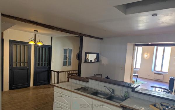 Au Buisson De Cadouin, un immeuble avec commerce un appartement et un atelier.