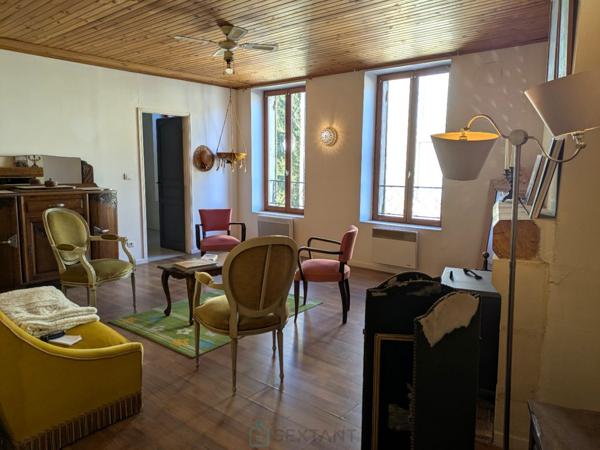 Au Buisson De Cadouin, un immeuble avec commerce un appartement et un atelier.