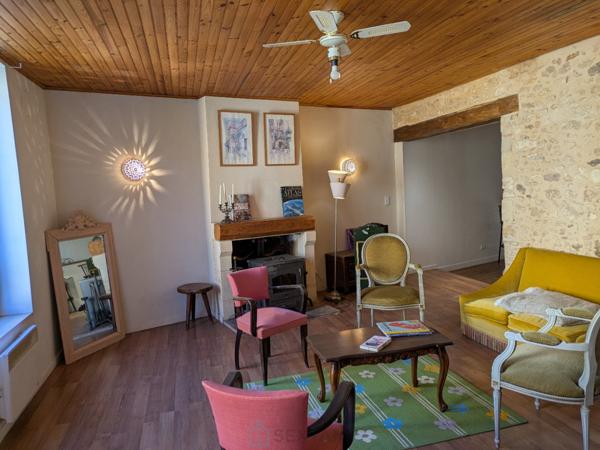 Au Buisson De Cadouin, un immeuble avec commerce un appartement et un atelier.