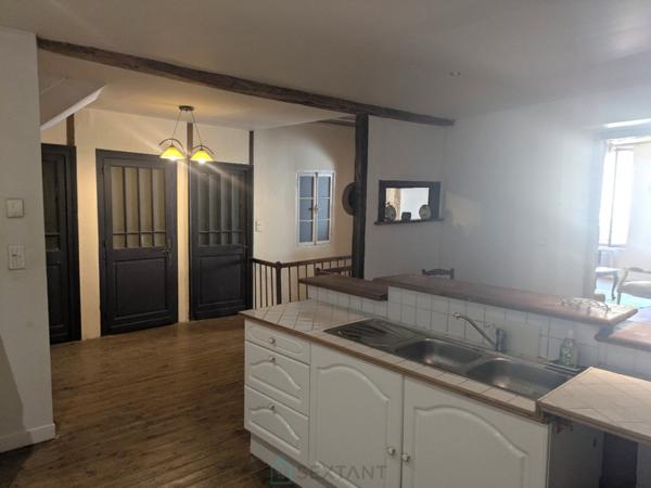 Au Buisson De Cadouin, un immeuble avec commerce un appartement et un atelier.