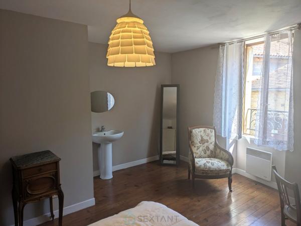 Au Buisson De Cadouin, un immeuble avec commerce un appartement et un atelier.