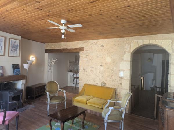 Au Buisson De Cadouin, un immeuble avec commerce un appartement et un atelier.