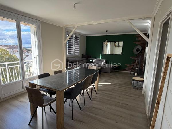Dans un environnement résidentiel et familial, venez découvrir cet appartement de 69 m² situé au 4ᵉ étage d'une résidence sécurisée, accompagné d'une cave et d'un garage en box situé à proximité de la résidence.
Actuellement configuré en T3, cet appartement offre une belle particularité : une des chambres d'origine a été transformée en espace de vie afin de profiter d'un grand salon-séjour. Cette configuration permet aujourd'hui de bénéficier d'une belle pièce de vie, tout en offrant la possibilité de retrouver très facilement une troisième chambre selon les besoins et le projet des futurs occupants.
L'appartement se compose d'un hall d'entrée avec placards, d'un grand salon-séjour, d'une cuisine indépendante prolongée par une petite arrière-cuisine, idéale notamment pour accueillir le lave-linge, de deux chambres, d'une salle d'eau et de WC indépendants. Les nombreux placards présents dans le logement apportent également un espace de rangement appréciable.
Situé au 4ᵉ étage sans ascenseur, le logement est complété par une cave privative ainsi qu'un garage en box situé à proximité de la résidence.
Côté confort, l'appartement bénéficie de fenêtres en double vitrage PVC, ainsi que de la fibre optique. Le logement bénéficie d'un DPE classé D. Le chauffage est actuellement assuré par un chauffage collectif au sol alimenté par une centrale à gaz.
Une évolution du système de chauffage est prévue en 2027 avec un passage au réseau de chaleur. Une baisse des charges est annoncée dans le cadre de cette évolution.
Les charges actuelles s'élèvent à environ 190 € par mois, comprenant notamment le chauffage ainsi que l'entretien des parties communes et des extérieurs.
La résidence est composée de 266 lots (habitations, caves et garages).
L'emplacement permet de profiter d'un environnement pratique au quotidien, avec écoles, transports en commun, commerces et services à proximité.
Idéal pour une famille, un premier achat ou un investissement locatif, cet appartement offre une configuration modulable et la possibilité de recréer une troisième chambre selon les besoins. La cave et le garage en box viennent compléter les prestations de ce bien.
À découvrir sans tarder !