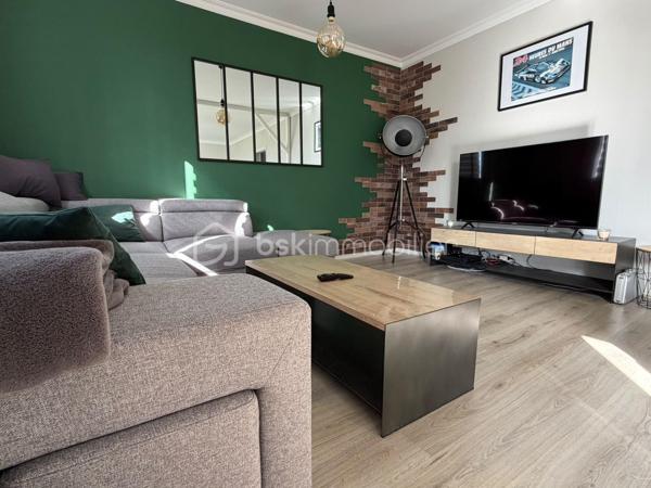 Dans un environnement résidentiel et familial, venez découvrir cet appartement de 69 m² situé au 4ᵉ étage d'une résidence sécurisée, accompagné d'une cave et d'un garage en box situé à proximité de la résidence.
Actuellement configuré en T3, cet appartement offre une belle particularité : une des chambres d'origine a été transformée en espace de vie afin de profiter d'un grand salon-séjour. Cette configuration permet aujourd'hui de bénéficier d'une belle pièce de vie, tout en offrant la possibilité de retrouver très facilement une troisième chambre selon les besoins et le projet des futurs occupants.
L'appartement se compose d'un hall d'entrée avec placards, d'un grand salon-séjour, d'une cuisine indépendante prolongée par une petite arrière-cuisine, idéale notamment pour accueillir le lave-linge, de deux chambres, d'une salle d'eau et de WC indépendants. Les nombreux placards présents dans le logement apportent également un espace de rangement appréciable.
Situé au 4ᵉ étage sans ascenseur, le logement est complété par une cave privative ainsi qu'un garage en box situé à proximité de la résidence.
Côté confort, l'appartement bénéficie de fenêtres en double vitrage PVC, ainsi que de la fibre optique. Le logement bénéficie d'un DPE classé D. Le chauffage est actuellement assuré par un chauffage collectif au sol alimenté par une centrale à gaz.
Une évolution du système de chauffage est prévue en 2027 avec un passage au réseau de chaleur. Une baisse des charges est annoncée dans le cadre de cette évolution.
Les charges actuelles s'élèvent à environ 190 € par mois, comprenant notamment le chauffage ainsi que l'entretien des parties communes et des extérieurs.
La résidence est composée de 266 lots (habitations, caves et garages).
L'emplacement permet de profiter d'un environnement pratique au quotidien, avec écoles, transports en commun, commerces et services à proximité.
Idéal pour une famille, un premier achat ou un investissement locatif, cet appartement offre une configuration modulable et la possibilité de recréer une troisième chambre selon les besoins. La cave et le garage en box viennent compléter les prestations de ce bien.
À découvrir sans tarder !