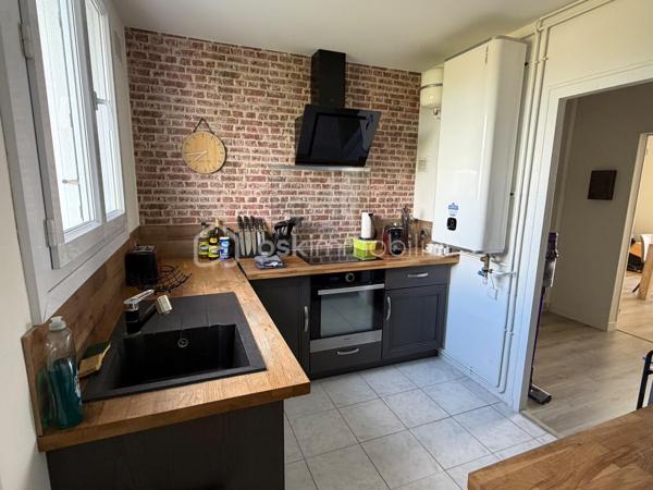 Dans un environnement résidentiel et familial, venez découvrir cet appartement de 69 m² situé au 4ᵉ étage d'une résidence sécurisée, accompagné d'une cave et d'un garage en box situé à proximité de la résidence.
Actuellement configuré en T3, cet appartement offre une belle particularité : une des chambres d'origine a été transformée en espace de vie afin de profiter d'un grand salon-séjour. Cette configuration permet aujourd'hui de bénéficier d'une belle pièce de vie, tout en offrant la possibilité de retrouver très facilement une troisième chambre selon les besoins et le projet des futurs occupants.
L'appartement se compose d'un hall d'entrée avec placards, d'un grand salon-séjour, d'une cuisine indépendante prolongée par une petite arrière-cuisine, idéale notamment pour accueillir le lave-linge, de deux chambres, d'une salle d'eau et de WC indépendants. Les nombreux placards présents dans le logement apportent également un espace de rangement appréciable.
Situé au 4ᵉ étage sans ascenseur, le logement est complété par une cave privative ainsi qu'un garage en box situé à proximité de la résidence.
Côté confort, l'appartement bénéficie de fenêtres en double vitrage PVC, ainsi que de la fibre optique. Le logement bénéficie d'un DPE classé D. Le chauffage est actuellement assuré par un chauffage collectif au sol alimenté par une centrale à gaz.
Une évolution du système de chauffage est prévue en 2027 avec un passage au réseau de chaleur. Une baisse des charges est annoncée dans le cadre de cette évolution.
Les charges actuelles s'élèvent à environ 190 € par mois, comprenant notamment le chauffage ainsi que l'entretien des parties communes et des extérieurs.
La résidence est composée de 266 lots (habitations, caves et garages).
L'emplacement permet de profiter d'un environnement pratique au quotidien, avec écoles, transports en commun, commerces et services à proximité.
Idéal pour une famille, un premier achat ou un investissement locatif, cet appartement offre une configuration modulable et la possibilité de recréer une troisième chambre selon les besoins. La cave et le garage en box viennent compléter les prestations de ce bien.
À découvrir sans tarder !