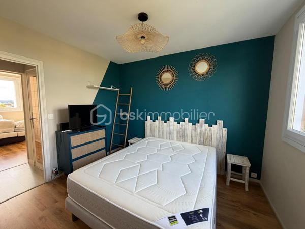 Dans un environnement résidentiel et familial, venez découvrir cet appartement de 69 m² situé au 4ᵉ étage d'une résidence sécurisée, accompagné d'une cave et d'un garage en box situé à proximité de la résidence.
Actuellement configuré en T3, cet appartement offre une belle particularité : une des chambres d'origine a été transformée en espace de vie afin de profiter d'un grand salon-séjour. Cette configuration permet aujourd'hui de bénéficier d'une belle pièce de vie, tout en offrant la possibilité de retrouver très facilement une troisième chambre selon les besoins et le projet des futurs occupants.
L'appartement se compose d'un hall d'entrée avec placards, d'un grand salon-séjour, d'une cuisine indépendante prolongée par une petite arrière-cuisine, idéale notamment pour accueillir le lave-linge, de deux chambres, d'une salle d'eau et de WC indépendants. Les nombreux placards présents dans le logement apportent également un espace de rangement appréciable.
Situé au 4ᵉ étage sans ascenseur, le logement est complété par une cave privative ainsi qu'un garage en box situé à proximité de la résidence.
Côté confort, l'appartement bénéficie de fenêtres en double vitrage PVC, ainsi que de la fibre optique. Le logement bénéficie d'un DPE classé D. Le chauffage est actuellement assuré par un chauffage collectif au sol alimenté par une centrale à gaz.
Une évolution du système de chauffage est prévue en 2027 avec un passage au réseau de chaleur. Une baisse des charges est annoncée dans le cadre de cette évolution.
Les charges actuelles s'élèvent à environ 190 € par mois, comprenant notamment le chauffage ainsi que l'entretien des parties communes et des extérieurs.
La résidence est composée de 266 lots (habitations, caves et garages).
L'emplacement permet de profiter d'un environnement pratique au quotidien, avec écoles, transports en commun, commerces et services à proximité.
Idéal pour une famille, un premier achat ou un investissement locatif, cet appartement offre une configuration modulable et la possibilité de recréer une troisième chambre selon les besoins. La cave et le garage en box viennent compléter les prestations de ce bien.
À découvrir sans tarder !