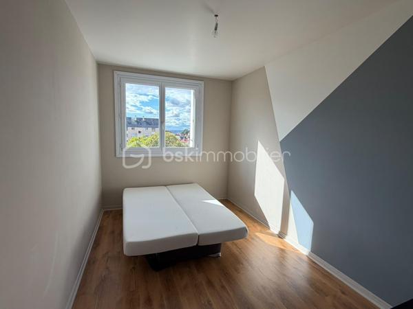 Dans un environnement résidentiel et familial, venez découvrir cet appartement de 69 m² situé au 4ᵉ étage d'une résidence sécurisée, accompagné d'une cave et d'un garage en box situé à proximité de la résidence.
Actuellement configuré en T3, cet appartement offre une belle particularité : une des chambres d'origine a été transformée en espace de vie afin de profiter d'un grand salon-séjour. Cette configuration permet aujourd'hui de bénéficier d'une belle pièce de vie, tout en offrant la possibilité de retrouver très facilement une troisième chambre selon les besoins et le projet des futurs occupants.
L'appartement se compose d'un hall d'entrée avec placards, d'un grand salon-séjour, d'une cuisine indépendante prolongée par une petite arrière-cuisine, idéale notamment pour accueillir le lave-linge, de deux chambres, d'une salle d'eau et de WC indépendants. Les nombreux placards présents dans le logement apportent également un espace de rangement appréciable.
Situé au 4ᵉ étage sans ascenseur, le logement est complété par une cave privative ainsi qu'un garage en box situé à proximité de la résidence.
Côté confort, l'appartement bénéficie de fenêtres en double vitrage PVC, ainsi que de la fibre optique. Le logement bénéficie d'un DPE classé D. Le chauffage est actuellement assuré par un chauffage collectif au sol alimenté par une centrale à gaz.
Une évolution du système de chauffage est prévue en 2027 avec un passage au réseau de chaleur. Une baisse des charges est annoncée dans le cadre de cette évolution.
Les charges actuelles s'élèvent à environ 190 € par mois, comprenant notamment le chauffage ainsi que l'entretien des parties communes et des extérieurs.
La résidence est composée de 266 lots (habitations, caves et garages).
L'emplacement permet de profiter d'un environnement pratique au quotidien, avec écoles, transports en commun, commerces et services à proximité.
Idéal pour une famille, un premier achat ou un investissement locatif, cet appartement offre une configuration modulable et la possibilité de recréer une troisième chambre selon les besoins. La cave et le garage en box viennent compléter les prestations de ce bien.
À découvrir sans tarder !