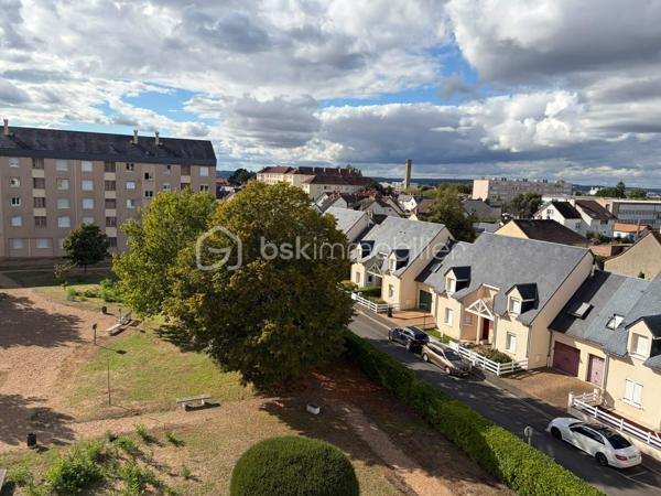 Dans un environnement résidentiel et familial, venez découvrir cet appartement de 69 m² situé au 4ᵉ étage d'une résidence sécurisée, accompagné d'une cave et d'un garage en box situé à proximité de la résidence.
Actuellement configuré en T3, cet appartement offre une belle particularité : une des chambres d'origine a été transformée en espace de vie afin de profiter d'un grand salon-séjour. Cette configuration permet aujourd'hui de bénéficier d'une belle pièce de vie, tout en offrant la possibilité de retrouver très facilement une troisième chambre selon les besoins et le projet des futurs occupants.
L'appartement se compose d'un hall d'entrée avec placards, d'un grand salon-séjour, d'une cuisine indépendante prolongée par une petite arrière-cuisine, idéale notamment pour accueillir le lave-linge, de deux chambres, d'une salle d'eau et de WC indépendants. Les nombreux placards présents dans le logement apportent également un espace de rangement appréciable.
Situé au 4ᵉ étage sans ascenseur, le logement est complété par une cave privative ainsi qu'un garage en box situé à proximité de la résidence.
Côté confort, l'appartement bénéficie de fenêtres en double vitrage PVC, ainsi que de la fibre optique. Le logement bénéficie d'un DPE classé D. Le chauffage est actuellement assuré par un chauffage collectif au sol alimenté par une centrale à gaz.
Une évolution du système de chauffage est prévue en 2027 avec un passage au réseau de chaleur. Une baisse des charges est annoncée dans le cadre de cette évolution.
Les charges actuelles s'élèvent à environ 190 € par mois, comprenant notamment le chauffage ainsi que l'entretien des parties communes et des extérieurs.
La résidence est composée de 266 lots (habitations, caves et garages).
L'emplacement permet de profiter d'un environnement pratique au quotidien, avec écoles, transports en commun, commerces et services à proximité.
Idéal pour une famille, un premier achat ou un investissement locatif, cet appartement offre une configuration modulable et la possibilité de recréer une troisième chambre selon les besoins. La cave et le garage en box viennent compléter les prestations de ce bien.
À découvrir sans tarder !