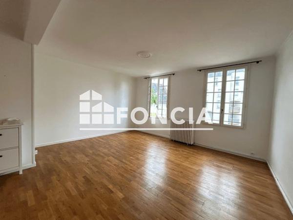 Location Appartement 3 pièces 86.7 m² - 7-9-11 PLACE ST PIERRE Saumur 49400