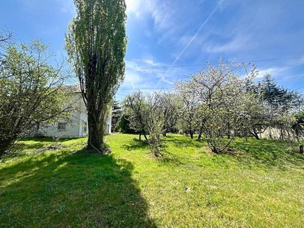 TREILLIERES - PARC ABORE AVEC ARBRES CENTENAIRES -