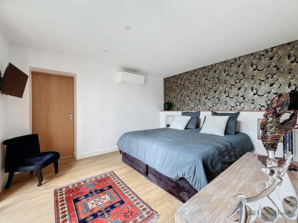 Maison
                                                                                                                                                                                                                                                                                                                        6 pièce(s)                                                                                                                                                                                                          4 chambre(s)                                                                                                                                                                                                          260  m²